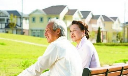 老人買什麼保險好？這幾份必須買！