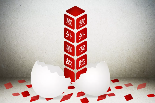 56歲老人散步時意外摔倒引發骨折，25保額遭拒賠，憑什麼？